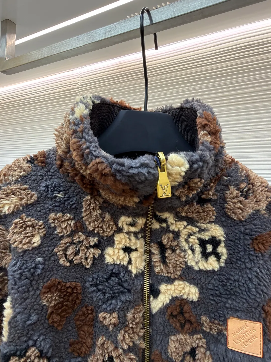 LOUIS VUITTON Teddy Polar Fleece Reversible Jacket ●Original version: Purchased and developed in 21999 ●Item number: 1680800-C10 ●Fabric: Polar fleece fabric ●Technology: Positioned cutting machine ●Version: Fitted version ●Weight: about 1185 grams ●Size: S-M-L-XL ●Description: yp consistent 88% polyester fiber 12% sheep wool blended yarn-dyed fabric versus dyed wool jacquard weaving Processed by a variety of complex processes, the wool is fluffy and dense, the wool is soft, light and fluffy, and the grain texture is full and even, which is different from the full polyester fabric version. The finished product feels more fluffy and soft after being pelletized. The pellet after blending is not easy to shed lint and lint. It comes with an antique bronze slider with orbital teeth. The overall wiring is straight and delicate, the fabric is comfortable and soft, and the color is consistent without color difference. It can be matched with the same style to create a fashionable look and control various occasions. Customized accessories, complete with three standards, same style for men and women!